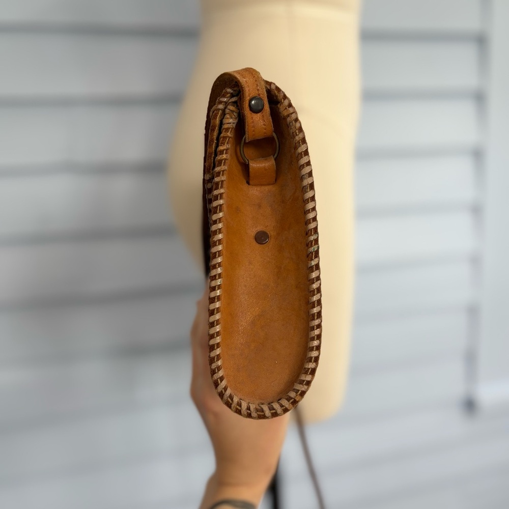 Vintage 70s Floral Tooled Cowhide Leather Crossbody Bag - Picture 5 of 8